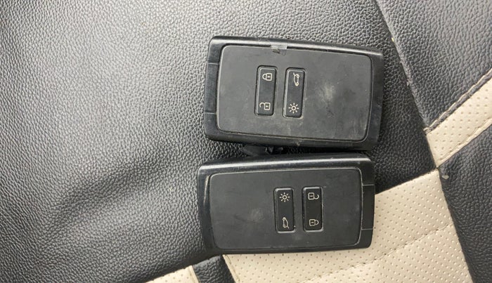 2022 Renault TRIBER RXZ AMT DUAL TONE, Petrol, Automatic, 30,814 km, Key Close Up