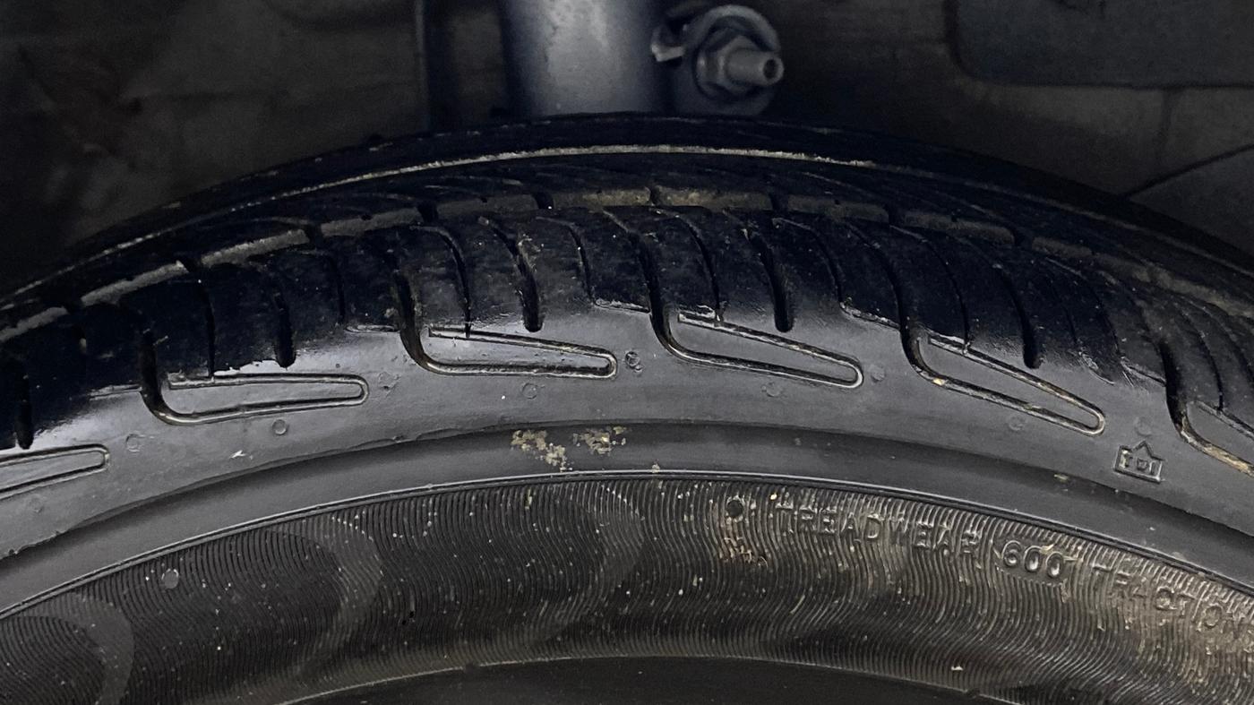 2015 Honda Brio S MT, Petrol, Manual, 91,737 km, Right Front Tyre Tread