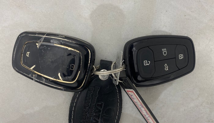 2023 Tata ALTROZ XZ + SUNROOF, Petrol, Manual, 44,407 km, Key Close Up