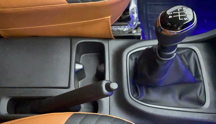 2019 Renault TRIBER 1.0 RXT, CNG, Manual, 9,215 km, Gear Lever