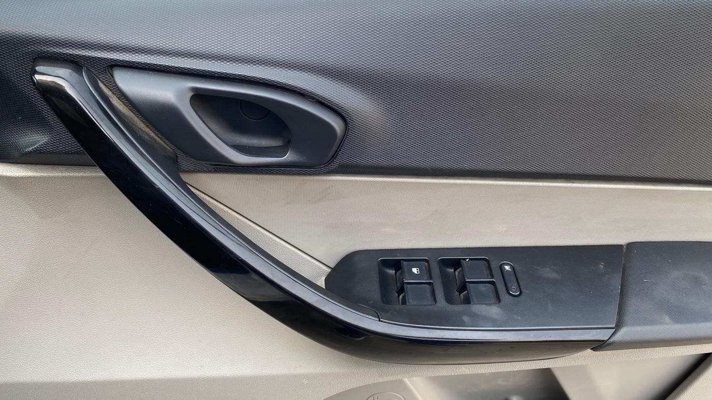 2017 Tata Tiago XT PETROL, Petrol, Manual, 27,057 km, Driver Side Door Panels Control