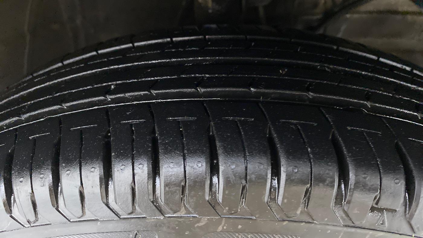 2020 Maruti Swift VXI D, Petrol, Manual, 11,035 km, Right Front Tyre Tread