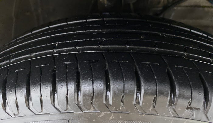 2020 Maruti Swift VXI D, Petrol, Manual, 11,035 km, Right Front Tyre Tread