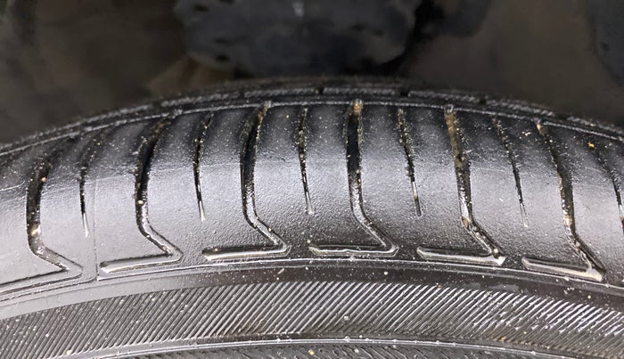 2013 Hyundai i20 MAGNA 1.2, Petrol, Manual, 54,222 km, Right Front Tyre Tread