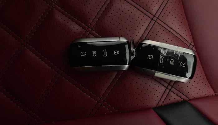 2025 Tata Curvv Creative 1.2 Petrol 7DCA, CNG, Automatic, 19,564 km, Key Close Up