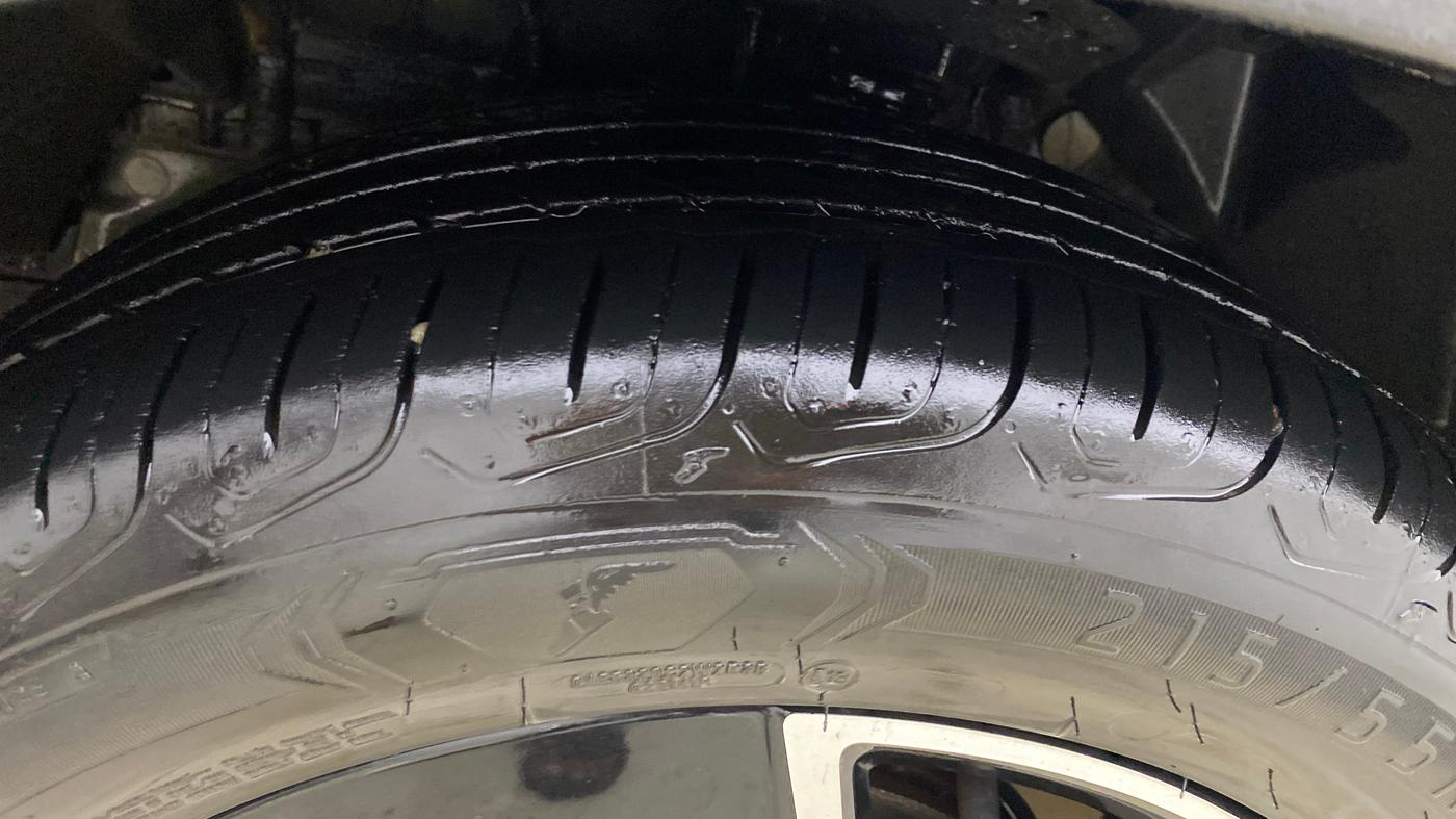2024 Mahindra XUV 3XO AX7L 1.2 Petrol AT, Petrol, Automatic, 27,641 km, Left Front Tyre Tread