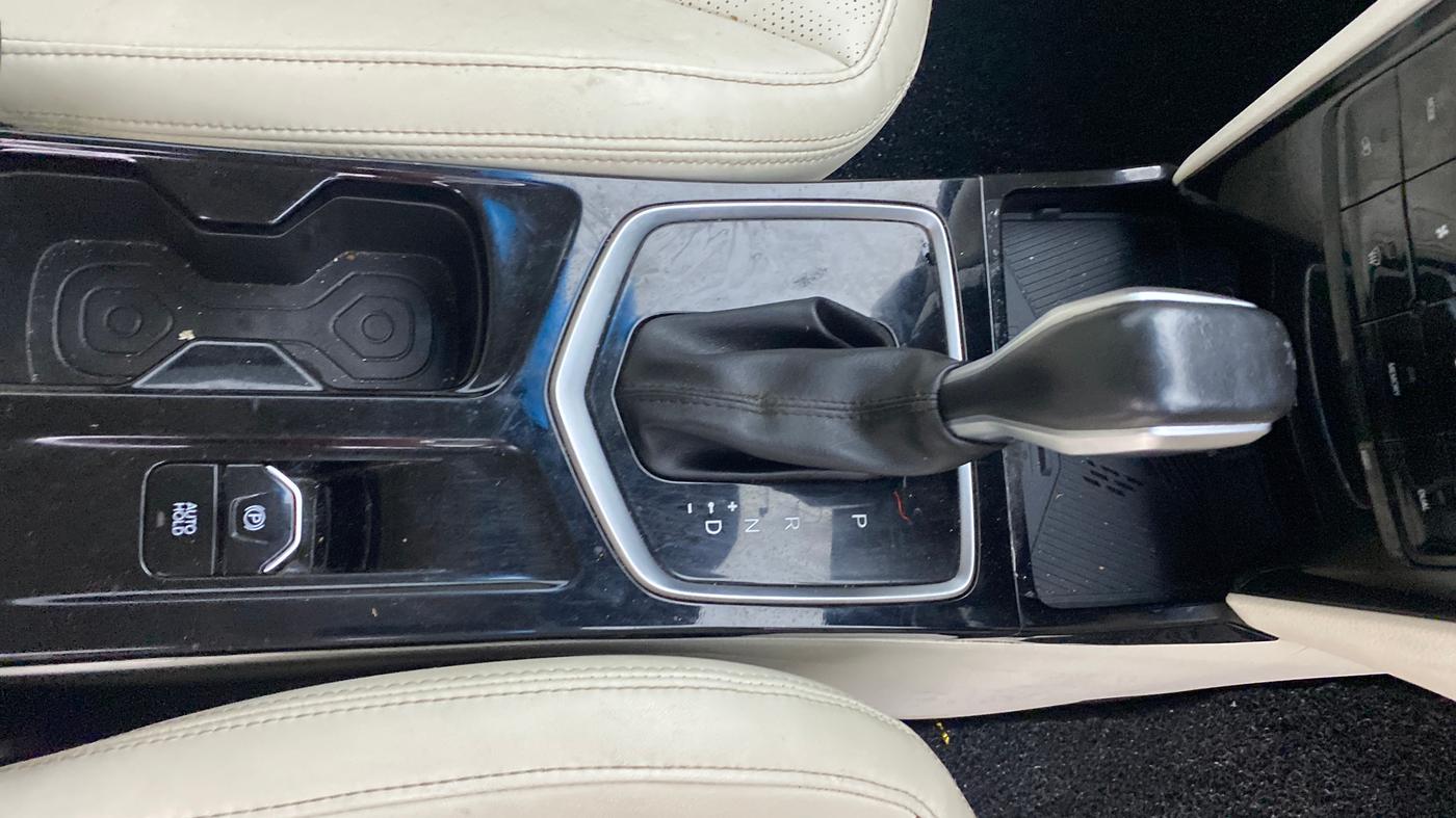 2024 Mahindra XUV 3XO AX7L 1.2 Petrol AT, Petrol, Automatic, 27,641 km, Gear Lever