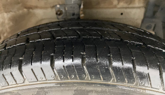 2013 Maruti Swift VXI, Petrol, Manual, 95,036 km, Right Front Tyre Tread