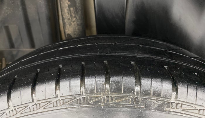 2013 Maruti Swift VXI, Petrol, Manual, 95,036 km, Right Rear Tyre Tread