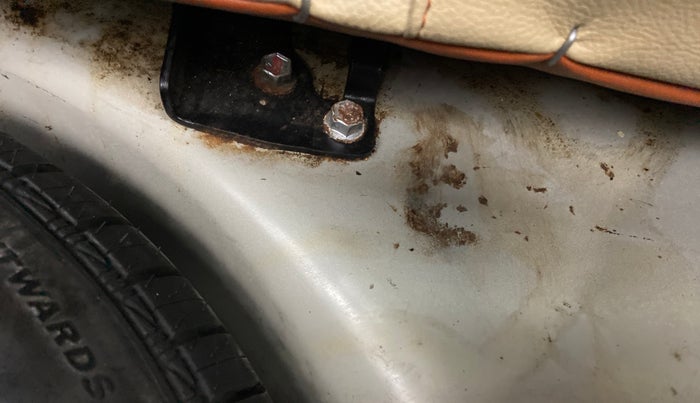 2013 Maruti Swift VXI, Petrol, Manual, 95,036 km, Boot floor - Slight discoloration