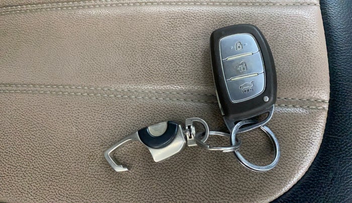 2016 Hyundai Grand i10 ASTA (O) 1.2 KAPPA VTVT, Petrol, Manual, 95,606 km, Key Close Up