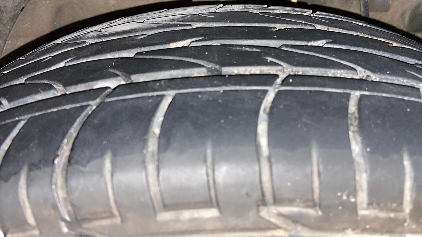 2024 Mahindra XUV300 W8 (O) 1.2 PETROL, Petrol, Manual, 31,207 km, Right Front Tyre Tread