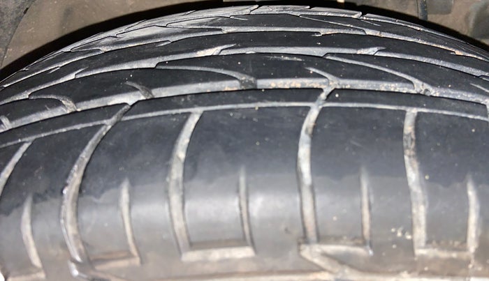 2024 Mahindra XUV300 W8 (O) 1.2 PETROL, Petrol, Manual, 31,207 km, Right Front Tyre Tread