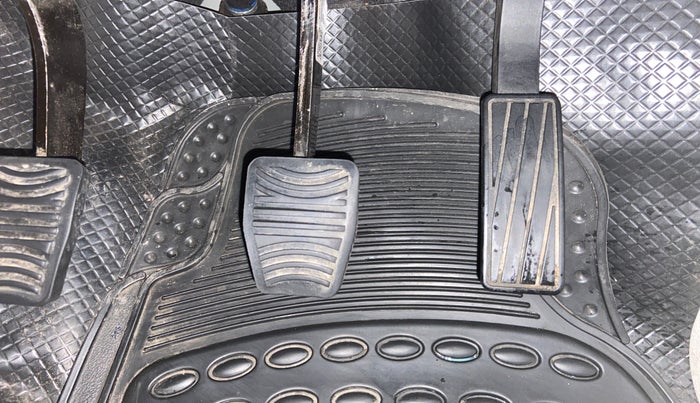 2024 Mahindra XUV300 W8 (O) 1.2 PETROL, Petrol, Manual, 31,207 km, Pedals