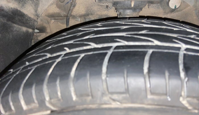 2024 Mahindra XUV300 W8 (O) 1.2 PETROL, Petrol, Manual, 31,207 km, Left Front Tyre Tread