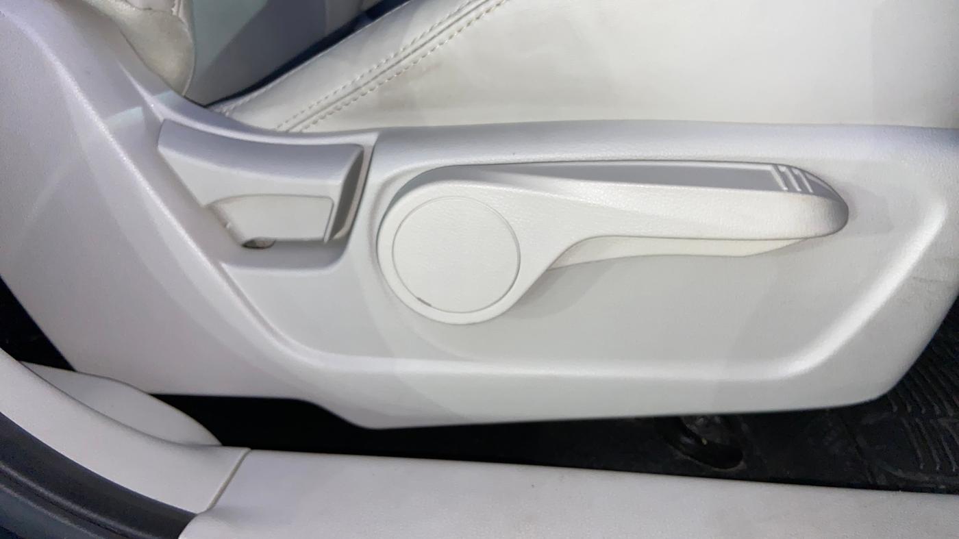 2024 Mahindra XUV300 W8 (O) 1.2 PETROL, Petrol, Manual, 31,207 km, Driver Side Adjustment Panel