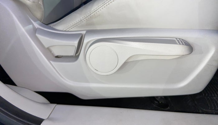 2024 Mahindra XUV300 W8 (O) 1.2 PETROL, Petrol, Manual, 31,207 km, Driver Side Adjustment Panel