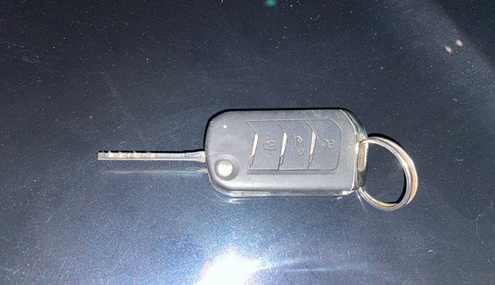 2024 Mahindra XUV300 W8 (O) 1.2 PETROL, Petrol, Manual, 31,207 km, Key Close Up