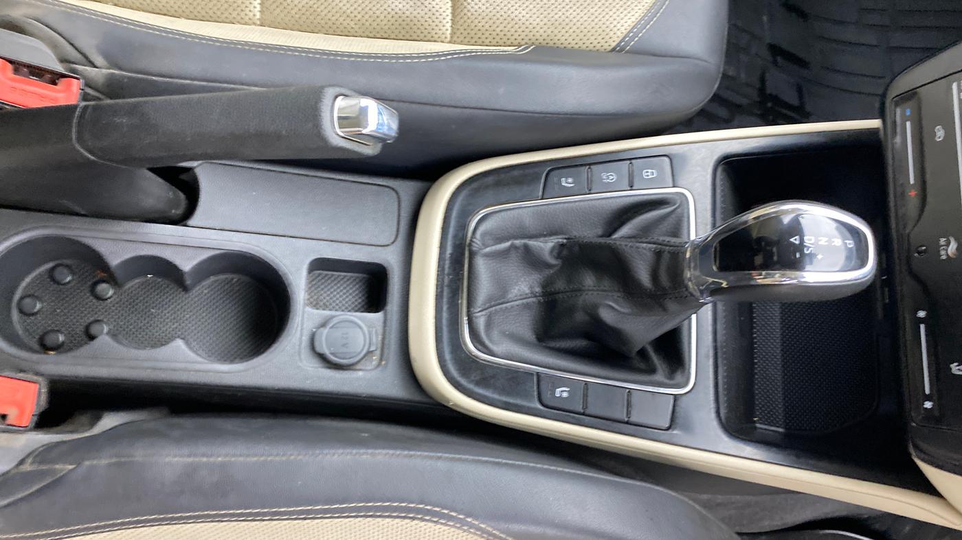 2022 Skoda SLAVIA STYLE 1.0L TSI AT, Petrol, Automatic, 69,082 km, Gear Lever
