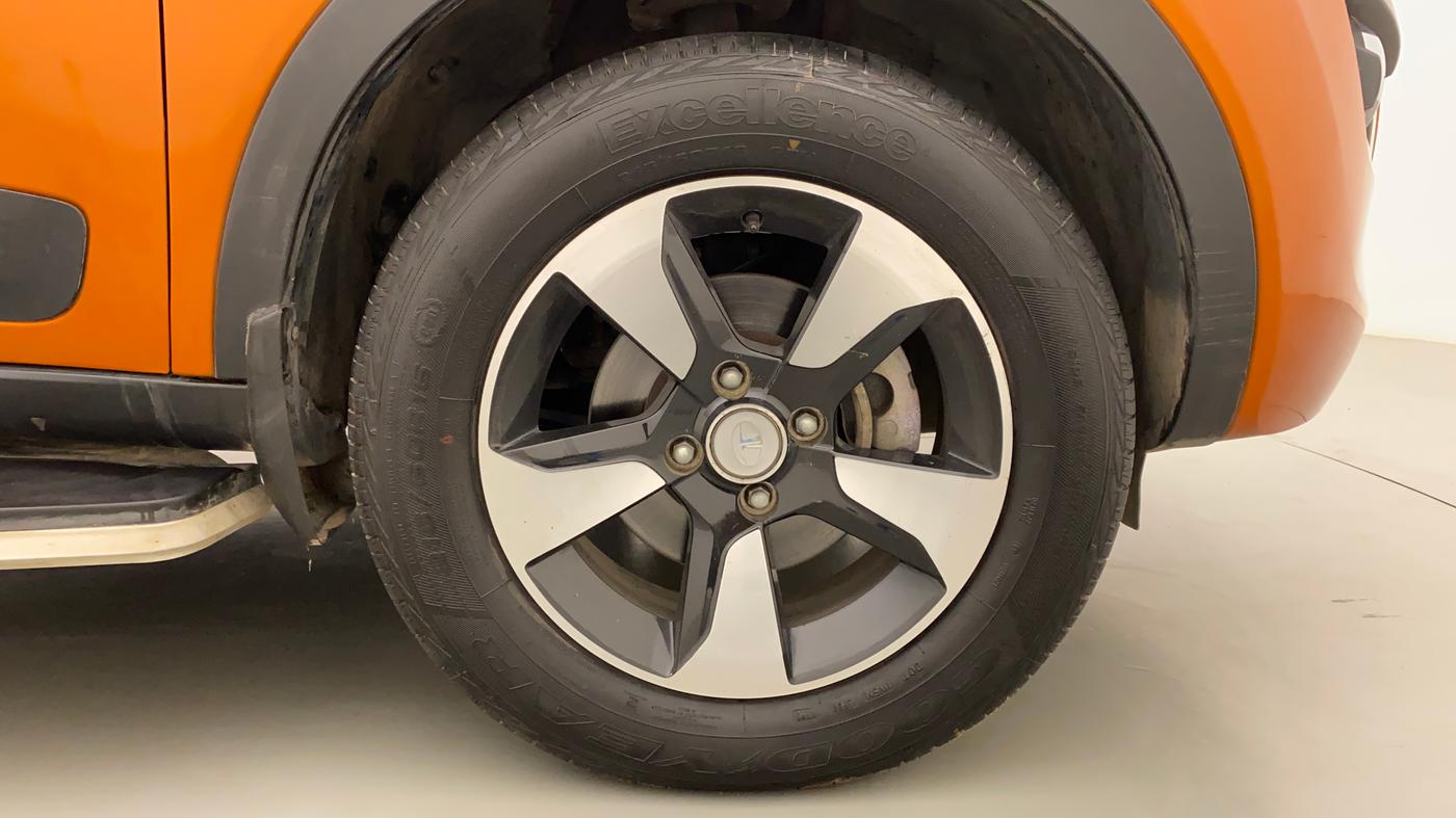 2018 Tata NEXON XZA PLUS DIESEL, Diesel, Automatic, 33,381 km, Right Front Wheel