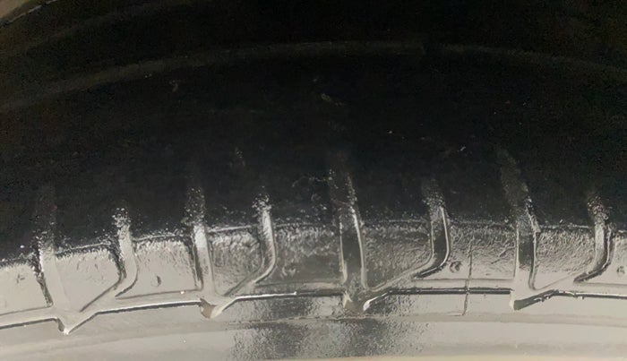 2017 Hyundai Elite i20 ASTA 1.2 (O), Petrol, Manual, 1,16,661 km, Left Front Tyre Tread