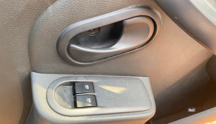 2014 Renault Duster RXE PETROL, Petrol, Manual, 1,47,587 km, Driver Side Door Panels Control