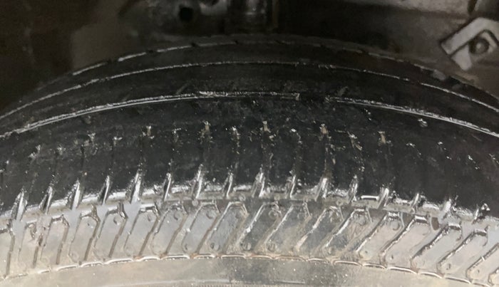 2017 Maruti Swift LXI (O), Petrol, Manual, 73,534 km, Right Front Tyre Tread