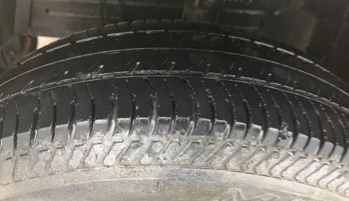 2017 Maruti Swift LXI (O), Petrol, Manual, 73,534 km, Left Front Tyre Tread