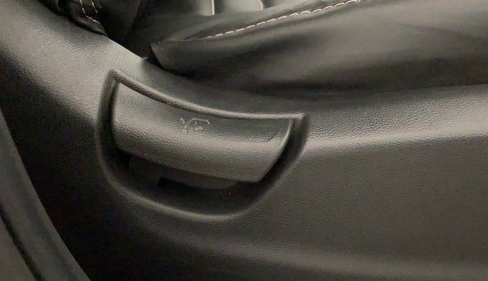 2016 Hyundai Creta BASE 1.6 PETROL, Petrol, Manual, 63,937 km, Driver Side Adjustment Panel