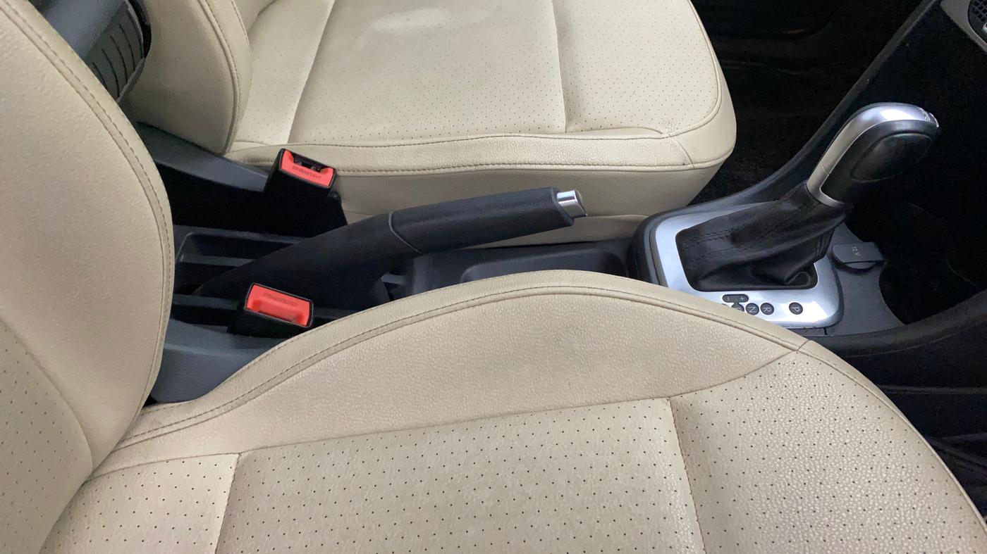 2019 Volkswagen Vento HIGHLINE PLUS 1.2 AT, Petrol, Automatic, 44,406 km, Gear Lever