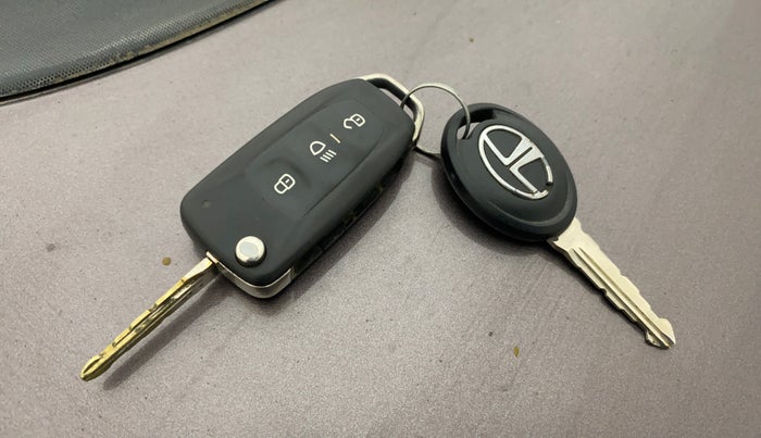 2017 Tata Tiago XZ PETROL, Petrol, Manual, 98,898 km, Key Close Up