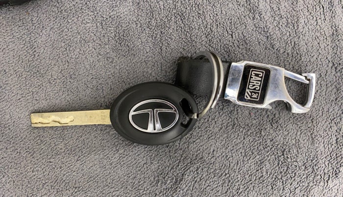2022 Tata Tiago XT CNG, CNG, Manual, 36,108 km, Key Close Up