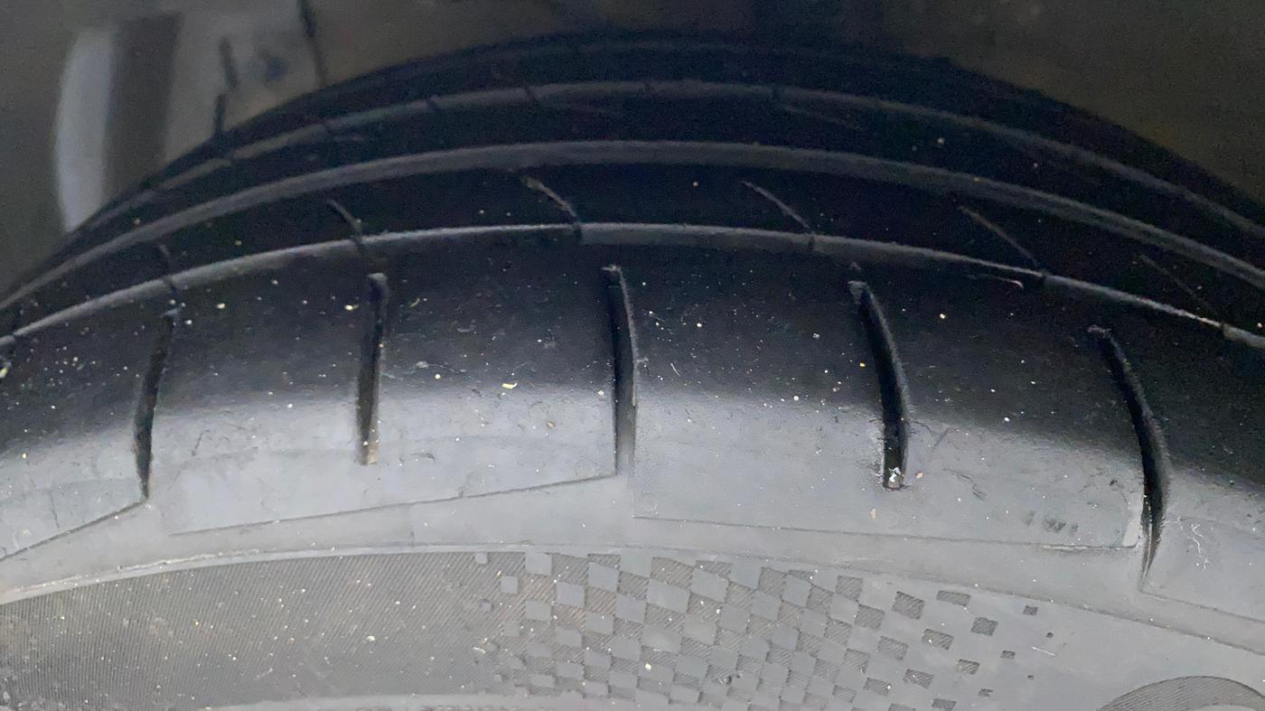 2015 Maruti Ciaz ZXI+, Petrol, Manual, 89,742 km, Left Front Tyre Tread