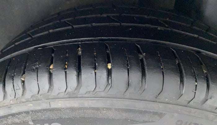 2015 Maruti Ciaz ZXI+, Petrol, Manual, 89,742 km, Left Rear Tyre Tread