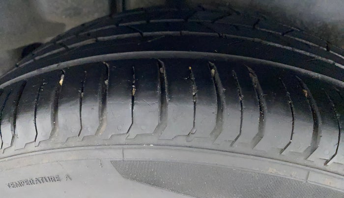 2015 Maruti Ciaz ZXI+, Petrol, Manual, 89,742 km, Right Rear Tyre Tread