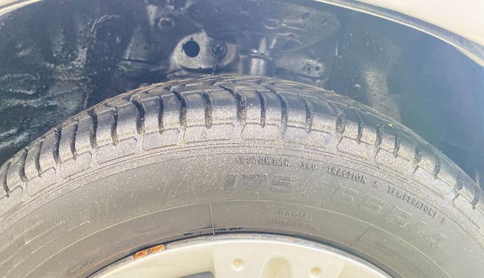 2015 Honda Brio S MT, Petrol, Manual, 41,063 km, Right Front Tyre Tread