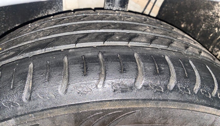 2022 Skoda KUSHAQ STYLE 1.0L TSI MT, Petrol, Manual, 33,844 km, Left Front Tyre Tread