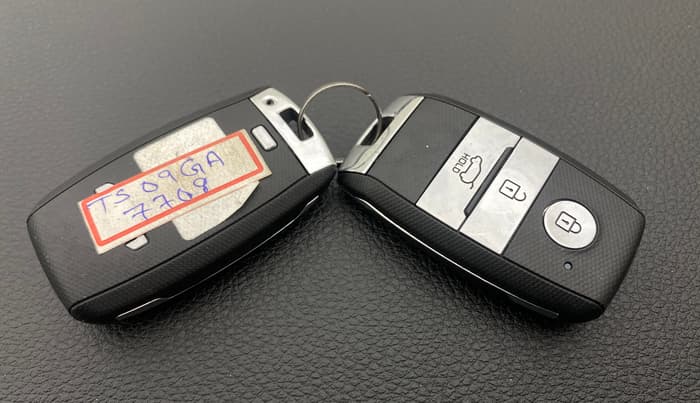 2023 KIA CARENS PRESTIGE PLUS 1.4 PETROL 7 STR, Petrol, Manual, 73,904 km, Key Close Up