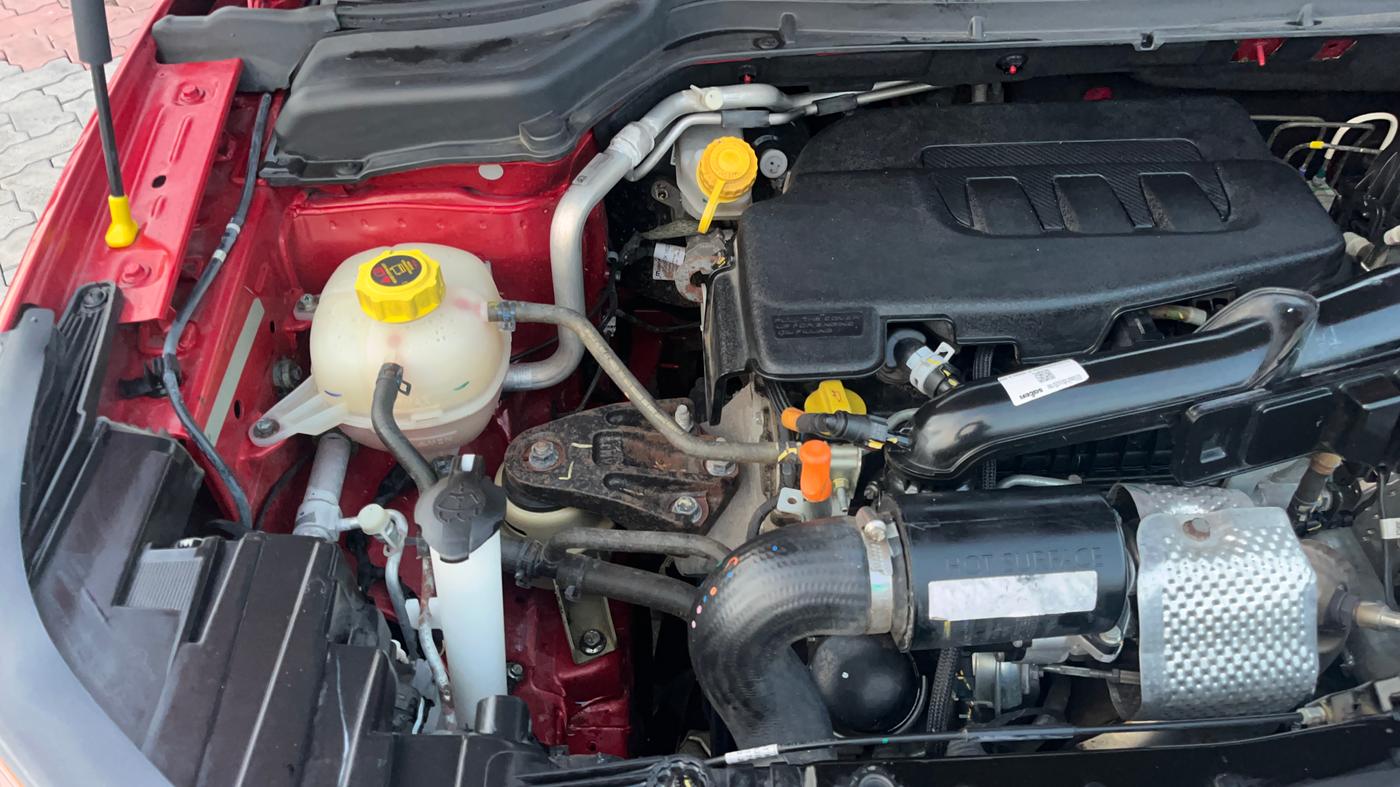 2024 Mahindra XUV300 W8 (O) 1.2 PETROL AMT, Petrol, Automatic, 20,844 km, Engine View - Right