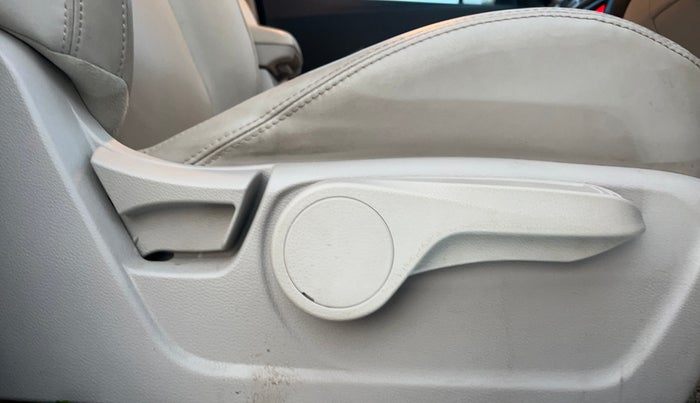 2024 Mahindra XUV300 W8 (O) 1.2 PETROL AMT, Petrol, Automatic, 20,797 km, Driver Side Adjustment Panel