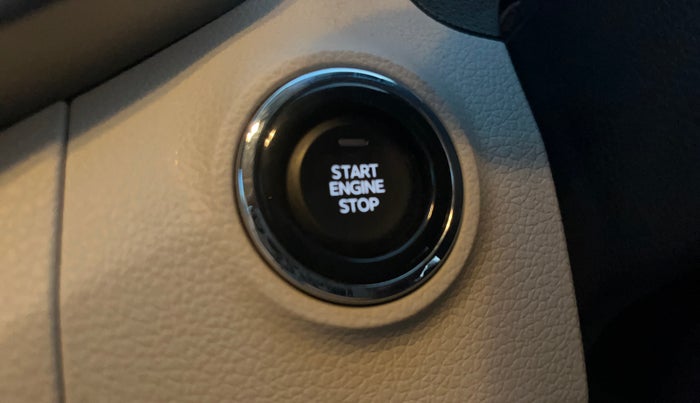 2024 Mahindra XUV300 W8 (O) 1.2 PETROL AMT, Petrol, Automatic, 20,797 km, Keyless Start/ Stop Button