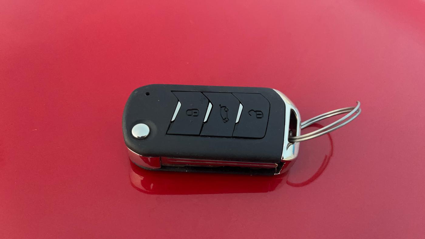 2024 Mahindra XUV300 W8 (O) 1.2 PETROL AMT, Petrol, Automatic, 20,844 km, Key Close Up