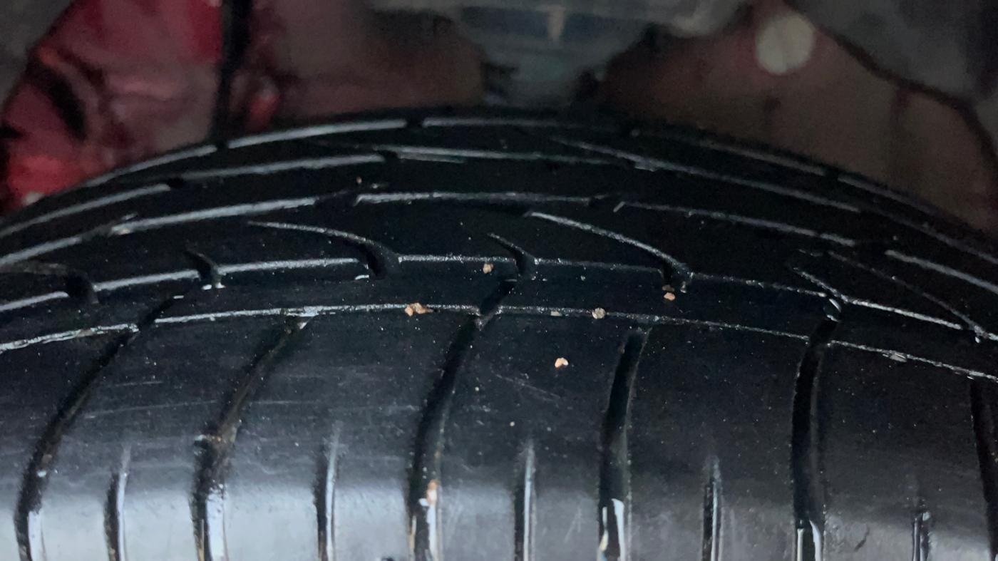 2024 Mahindra XUV300 W8 (O) 1.2 PETROL AMT, Petrol, Automatic, 20,844 km, Left Front Tyre Tread
