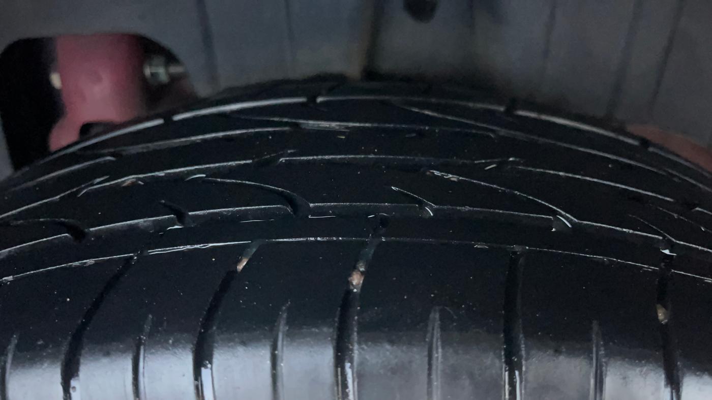 2024 Mahindra XUV300 W8 (O) 1.2 PETROL AMT, Petrol, Automatic, 20,844 km, Left Rear Tyre Tread