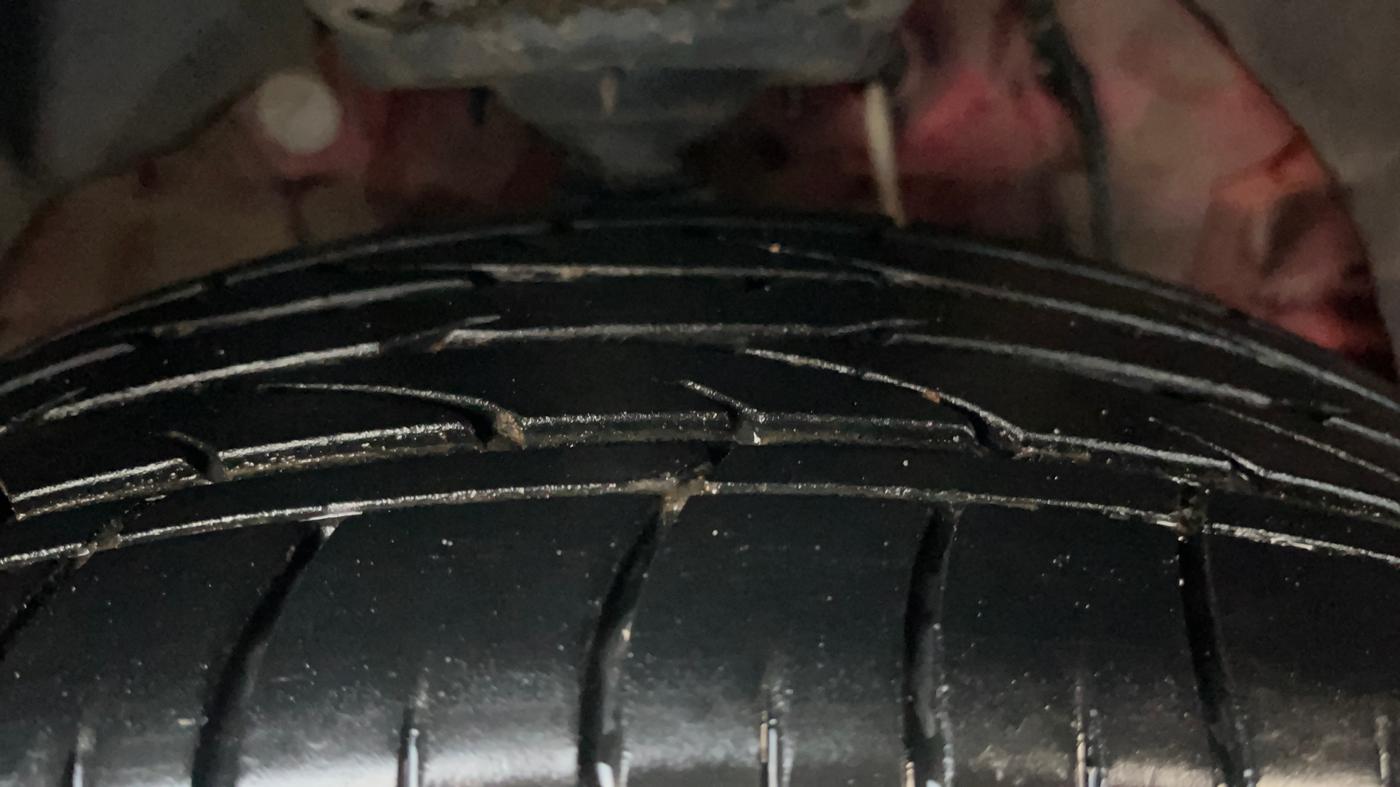 2024 Mahindra XUV300 W8 (O) 1.2 PETROL AMT, Petrol, Automatic, 20,844 km, Right Front Tyre Tread