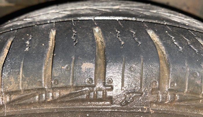 2015 Ford Figo Aspire TREND 1.2 PETROL, Petrol, Manual, 1,14,806 km, Right Front Tyre Tread