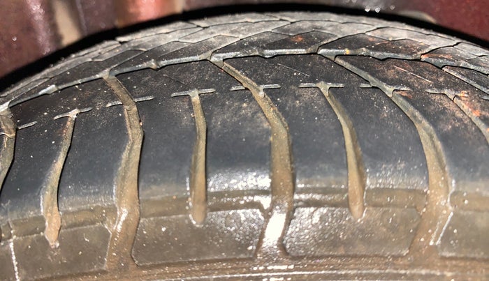 2015 Ford Figo Aspire TREND 1.2 PETROL, Petrol, Manual, 1,14,806 km, Right Rear Tyre Tread