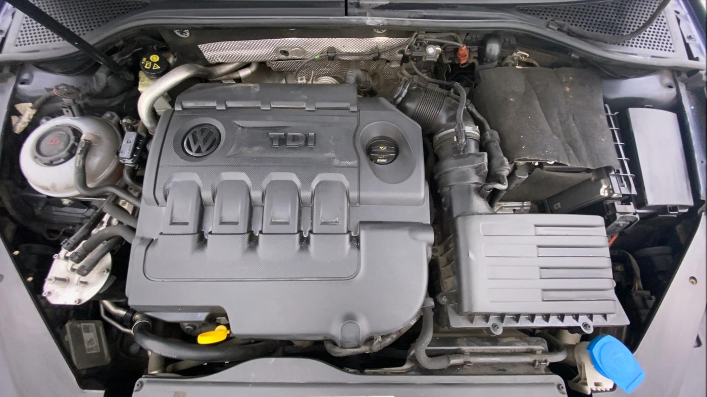 2018 Volkswagen Passat HIGHLINE DSG, Diesel, Automatic, 58,375 km, Engine Bonet View