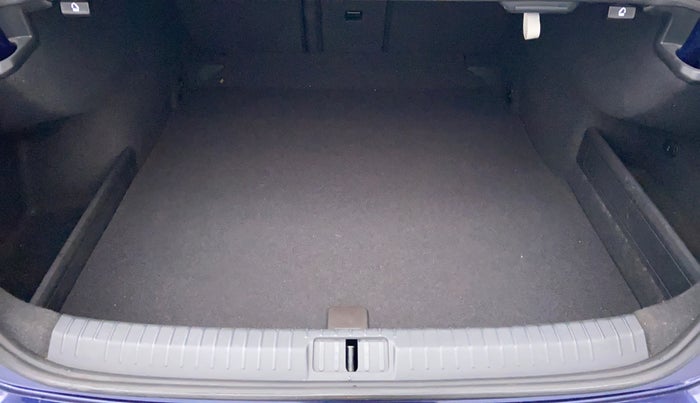 2018 Volkswagen Passat HIGHLINE DSG, Diesel, Automatic, 58,375 km, Boot Inside View
