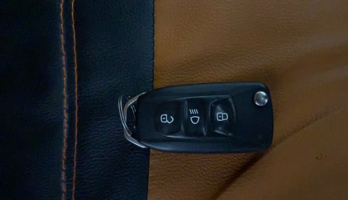 2018 Tata NEXON XM PETROL, Petrol, Manual, 52,722 km, Key Close Up